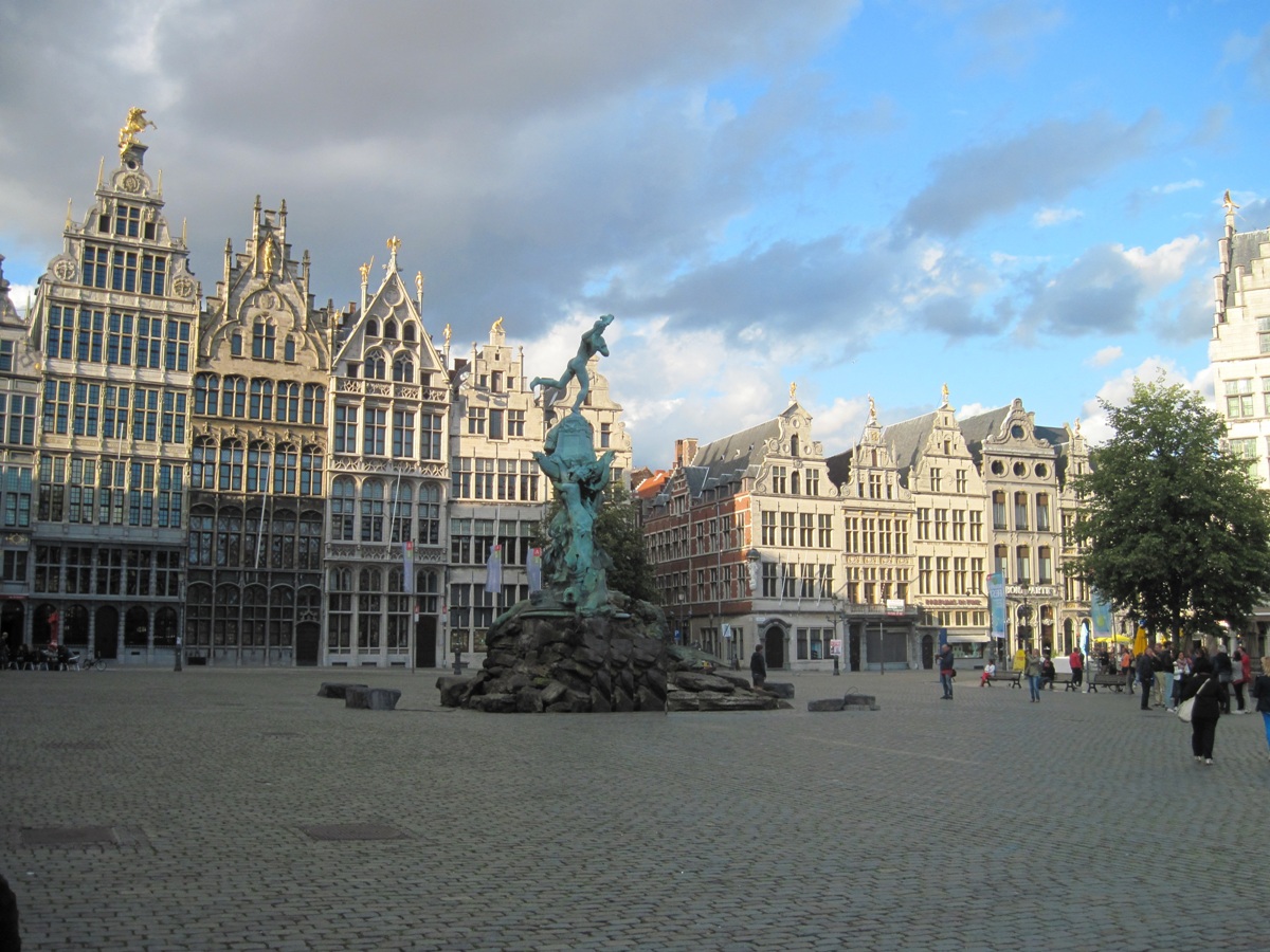 4- Anversa- Veduta della Grand Place e della Fontana di Brabo